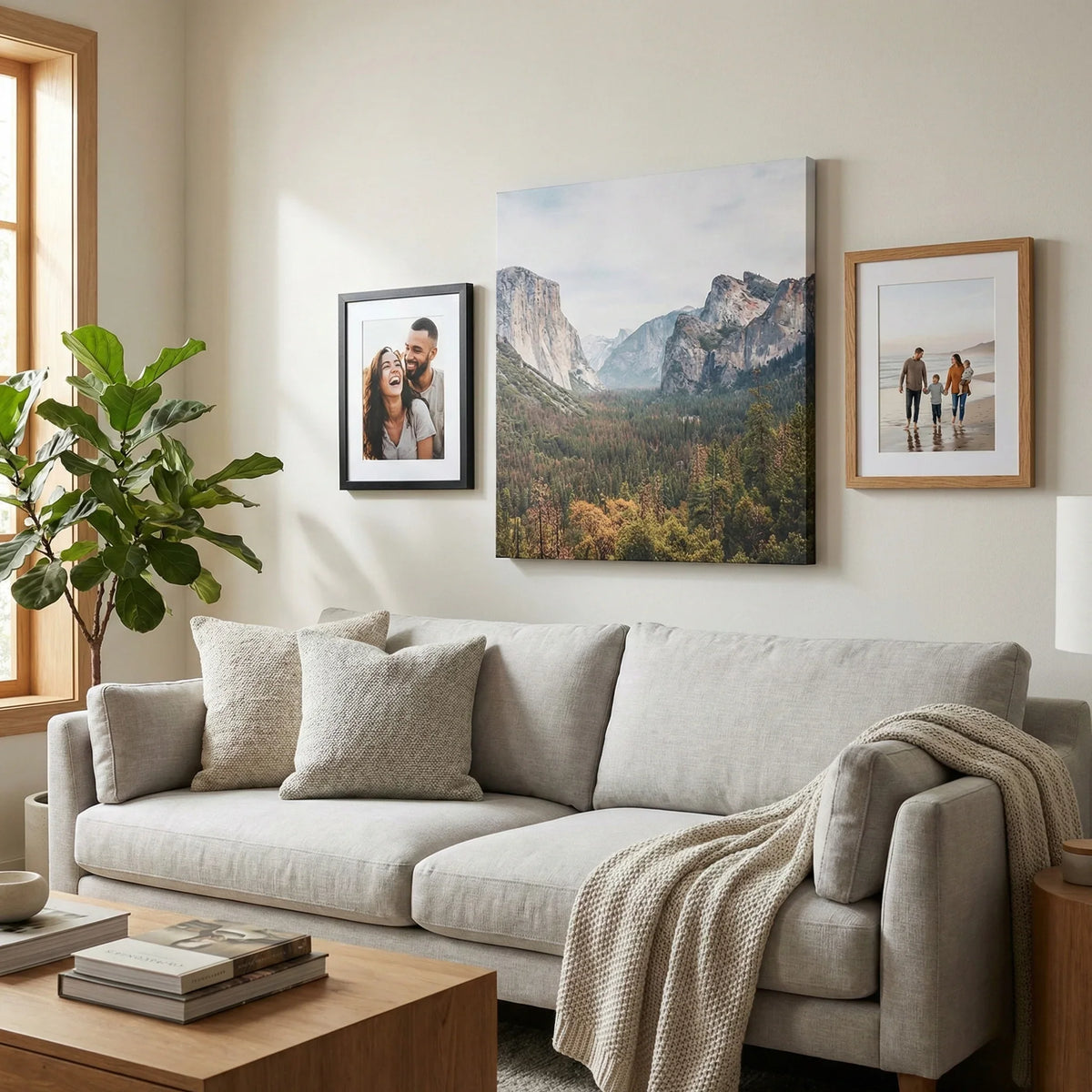 Pared decorada con fotos enmarcadas y lienzos personalizados estilo galería en casa.